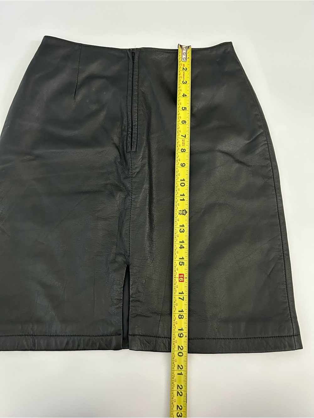 Vintage Wilson’s Leather Maxima Black Pencil Straight Skirt
90’s
Back Slit
Lined - Picture 11 of 11